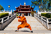 Mönch demonstriert Kung Fu, Shaolin-Tempel, Quanzhou, UNESCO-Weltkulturerbe, Fujian, China, Asien