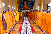 Vegetarisches Essen, Mönche bei buddhistischer Zeremonie in der Haupthalle, Phuoc Hue Buddhistische Pagode, Vietnam, Indochina, Südostasien, Asien