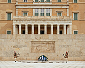 Soldaten bewachen das Denkmal für den Unbekannten Soldaten, Athen, Attika, Griechenland, Europa