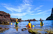 Haenyeo-Frauen, die dafür bekannt sind, dass sie bis in die Achtzigerjahre tauchen und bis zu zwei Minuten lang die Luft anhalten, um Muscheln, Tintenfische, Seetang und andere Meeresfrüchte zu fangen, Jeju, Südkorea, Asien