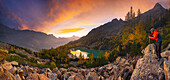 Panoramablick eines Fotografen auf den Lagazzuolo-See bei Sonnenaufgang im Herbst, Chiesa di Valmalenco, Sondrio, Italien, Europa