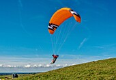 Gleitschirmflieger beim Start am Mount Caburn, nahe Lewes, East Sussex, England, Vereinigtes Königreich, Europa