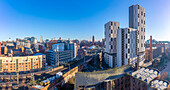 Blick auf die Skyline der Stadt vom Tony Wilson Place, Manchester, Lancashire, England, Vereinigtes Königreich, Europa