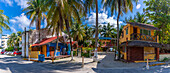 Blick auf bunte Bar in Puerto Morelos, Karibikküste, Halbinsel Yucatan, Riviera Maya, Mexiko, Nordamerika