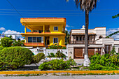 Blick auf ein farbenfrohes Anwesen in Puerto Morelos, Karibikküste, Halbinsel Yucatan, Riviera Maya, Mexiko, Nordamerika