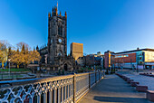 Blick auf die Kathedrale von Manchester, Manchester, Lancashire, England, Vereinigtes Königreich, Europa