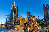 Blick auf Mahatma Gandhi Statue und Manchester Cathedral, Manchester, Lancashire, England, Vereinigtes Königreich, Europa