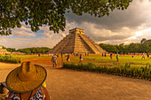 Blick auf El Castillo (Die Pyramide des Kukulkan), Maya-Ruine, Chichen Itza, UNESCO-Weltkulturerbe, Bundesstaat Yucatan, Yucatan-Halbinsel, Mexiko, Nordamerika