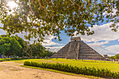 Blick auf El Castillo (Die Pyramide des Kukulkan), Maya-Ruine, Chichen Itza, UNESCO-Weltkulturerbe, Bundesstaat Yucatan, Yucatan-Halbinsel, Mexiko, Nordamerika