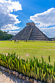 View of El Castillo (The Pyramid of Kukulkan), Mayan Ruin, Chichen Itza, UNESCO World Heritage Site, Yucatan State, Yucatan Peninsula, Mexico, North America