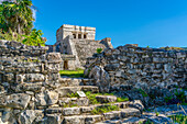 Blick auf Maya-Tempelruinen mit Blick auf das Meer, Tulum, Quintana Roo, Karibikküste, Halbinsel Yucatan, Riviera Maya, Mexiko, Nordamerika