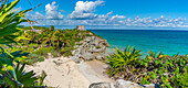 Blick auf Maya-Tempelruinen mit Blick auf das Meer, Tulum, Quintana Roo, Karibikküste, Halbinsel Yucatan, Riviera Maya, Mexiko, Nordamerika