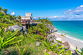 Blick auf Maya-Tempelruinen mit Blick auf das Meer, Tulum, Quintana Roo, Karibikküste, Halbinsel Yucatan, Riviera Maya, Mexiko, Nordamerika