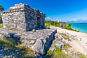 Blick auf Maya-Tempelruinen mit Blick auf das Meer, Tulum, Quintana Roo, Karibikküste, Halbinsel Yucatan, Riviera Maya, Mexiko, Nordamerika