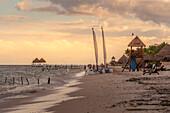 Blick auf den Strand bei Sonnenuntergang in der Nähe von Puerto Morelos, Quintana Roo, Karibikküste, Yucatan-Halbinsel, Riviera Maya, Mexiko, Nordamerika