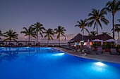 Blick auf Hotelpool und Meer in der Abenddämmerung bei Puerto Morelos, Quintana Roo, Karibikküste, Yucatan-Halbinsel, Riviera Maya, Mexiko, Nordamerika