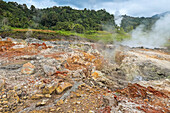 Schwefel und andere Mineralien in einem aktiven Fumarolenfeld am Linow-See, einer vulkanischen Attraktion südlich der Stadt Tomohon, Linow-See, Tomohon, Nordsulawesi, Indonesien, Südostasien, Asien