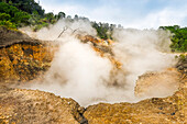 Kochendes Wasser an einem dampfenden Fumarolenfeld am Linow-See, einer vulkanischen Attraktion südlich der Stadt Tomohon, Linow-See, Tomohon, Nordsulawesi, Indonesien, Südostasien, Asien