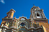 Fassade mit polychromer Barockdekoration und Talavera-Azulejos, Kirche San Francisco Acatepec, gegründet Mitte des 16. Jahrhunderts, San Francisco Acatepec, Puebla, Mexiko, Nordamerika