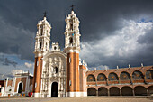 Stürmisches Wetter im Hintergrund, Basilika Unserer Lieben Frau von Ocotlan, Tlaxcala-Stadt, Bundesstaat Tlaxcal, Mexiko, Nordamerika