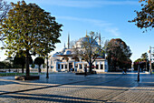 Blick auf das Grabmal von Ahmed I. (I. Ahmed Turbesi) auf der Seite des Sultanahmet-Parks, der zwischen der Blauen Moschee und der Hagia Sophia verläuft, Teil der historischen Bereiche von Istanbul, Bezirk Fatih, Istanbul, Türkei, Europa