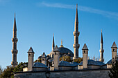 Blick auf die Blaue Moschee (Sultan-Ahmed-Moschee), vom Sultanahmet-Park aus, erbaut zwischen 1609 und 1617, eine historische kaiserliche Moschee aus der osmanischen Zeit und heute eine funktionierende Moschee, UNESCO-Weltkulturerbe, Istanbul, Türkei, Europa