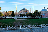 Blick auf die Hagia Sophia, ursprünglich eine Kirche aus dem 6. Jahrhundert, dann eine Moschee und später ein Museum, bevor sie im Jahr 2020 offiziell umgewandelt wird, vom Sultanahmet-Park aus, der zwischen der Blauen Moschee und der Hagia Sophia liegt, Istanbul, Türkei, Europa