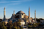 Blick auf die Hagia Sophia (Große Moschee Hagia Sophia), ursprünglich eine Kirche aus dem 6. Jahrhundert, dann eine Moschee und später ein Museum, bevor sie 2020 offiziell umgewandelt wurde, UNESCO-Weltkulturerbe, Istanbul, Türkei, Europa