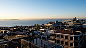 Stadtbild von Istanbul von Fatih aus, Blick auf den Bosporus, die meistbefahrene Wasserstraße der Welt für die internationale Schifffahrt, Provinz Istanbul, Türkei, Europa