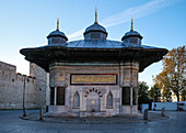 Blick auf den Brunnen (Sebil) von Sultan Ahmed III., erbaut unter dem osmanischen Sultan Ahmed III. im Jahr 1728, im Stil der Tulpenzeit, auf dem großen Platz vor dem Kaisertor des Topkapi-Palastes, UNESCO-Welterbe, Istanbul, Türkei, Europa