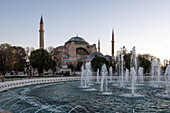 Blick auf die Hagia Sophia (Große Hagia Sophia-Moschee), ursprünglich eine Kirche aus dem 6. Jahrhundert, dann eine Moschee und später ein Museum, bevor sie im Jahr 2020 umgewandelt wird, vom Sultanahmet-Park aus gesehen, UNESCO-Weltkulturerbe, Istanbul, Türkei, Europa