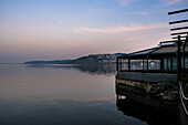 Blick auf den Sapanca-See (Sapanca Golu), ein Süßwassersee zwischen dem Golf von Izmit und der Adapazari-Wiese, Region Sapanca, Türkei, Eurasien