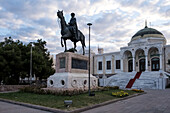 Statue von Atatürk, Feldmarschall, revolutionärer Staatsmann und Gründervater der Republik, der von 1923 bis zu seinem Tod 1938 als erster Präsident diente, vor dem Ethnografischen Museum, Ankara, Anatolien, Türkei, Eurasien