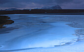 Ben Hope und vereister Lochan in der Abenddämmerung, Sutherland, Highlands, Schottland, Vereinigtes Königreich, Europa