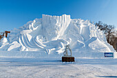 Riesige Schneeskulptur auf dem Schneeskulpturenfestival, Harbin, Heilongjiang, China, Asien