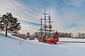 Nachbildung eines alten russischen Segelschiffs, Wolga-Gutshof, Harbin, Heilongjiang, China, Asien