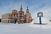 Giant snowman in front of a Replica of a Russian palace, Volga Manor, Harbin, Heilongjiang, China, Asia