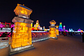 Beleuchtete Gebäude aus Eis, Ice International Ice and Snow Sculpture Festival, Harbin, Heilongjiang, China, Asien