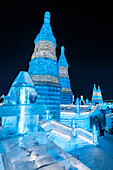 Beleuchtete Gebäude aus Eis, Ice International Ice and Snow Sculpture Festival, Harbin, Heilongjiang, China, Asien