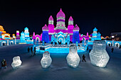 Beleuchtete Gebäude aus Eis, Ice International Ice and Snow Sculpture Festival, Harbin, Heilongjiang, China, Asien