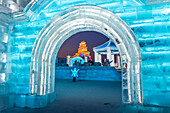 Beleuchtete Gebäude aus Eis, Ice International Ice and Snow Sculpture Festival, Harbin, Heilongjiang, China, Asien