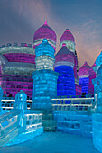 Beleuchtete Gebäude aus Eis, Ice International Ice and Snow Sculpture Festival, Harbin, Heilongjiang, China, Asien