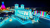 Luftaufnahme der beleuchteten Gebäude aus Eis, Ice International Ice and Snow Sculpture Festival, Harbin, Heilongjiang, China, Asien