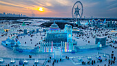 Luftaufnahme der beleuchteten Gebäude aus Eis, Ice International Ice and Snow Sculpture Festival, Harbin, Heilongjiang, China, Asien