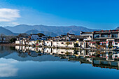 Teich um das historische Dorf Hongcun, UNESCO-Weltkulturerbe, Huangshan, Anhui, China, Asien