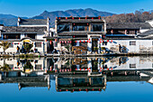 Teich um das historische Dorf Hongcun, UNESCO-Weltkulturerbe, Huangshan, Anhui, China, Asien