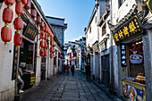 Straßenszene im historischen Dorf Hongcun, UNESCO-Welterbestätte, Huangshan, Anhui, China, Asien