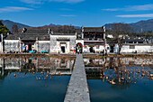 Teich um das historische Dorf Hongcun, UNESCO-Weltkulturerbe, Huangshan, Anhui, China, Asien