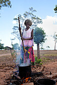 Ein Yolngu-Älterer rührt frisch gefärbte Pandanus-Federn für die Korbflechterei im Nyinyikay Homeland, East Arnhem Land, Northern Territory, Australien, Pazifik