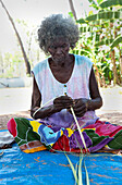 Eine Frau, Aborigine-Älteste, flechtet Körbe, Nyinyikay Homeland, East Arnhem Land, Northern Territory, Australien, Pazifik